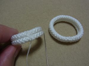 長い方、短い方それぞれの紐を輪にします。