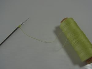 針の先端から糸を巻いています。