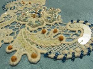 綿ブレイドの花模様の刺繍が出来ました。