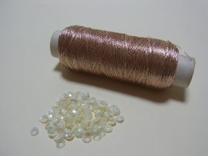 メタル糸（ピンクゴールド）と3mmカップ型スパンコールです。