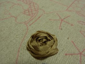 リボン刺繍で作った薔薇ができました。