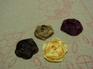 リボン刺繍で作った4つの薔薇が並んでいます。