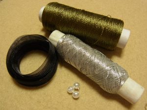 レーヨン糸とメタル糸とパールです。