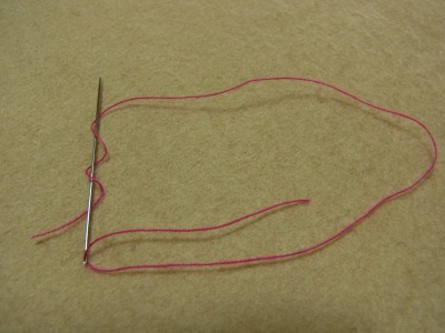 針に長いほうの糸を2回巻きます。