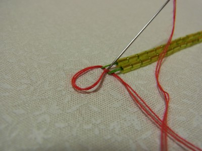 最初の糸が出ている部分に針を落とし、均等に糸を締めます。