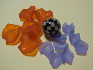 モザイクビーズと、樹脂で出来ているオレンジと紫の花びらがあります。
