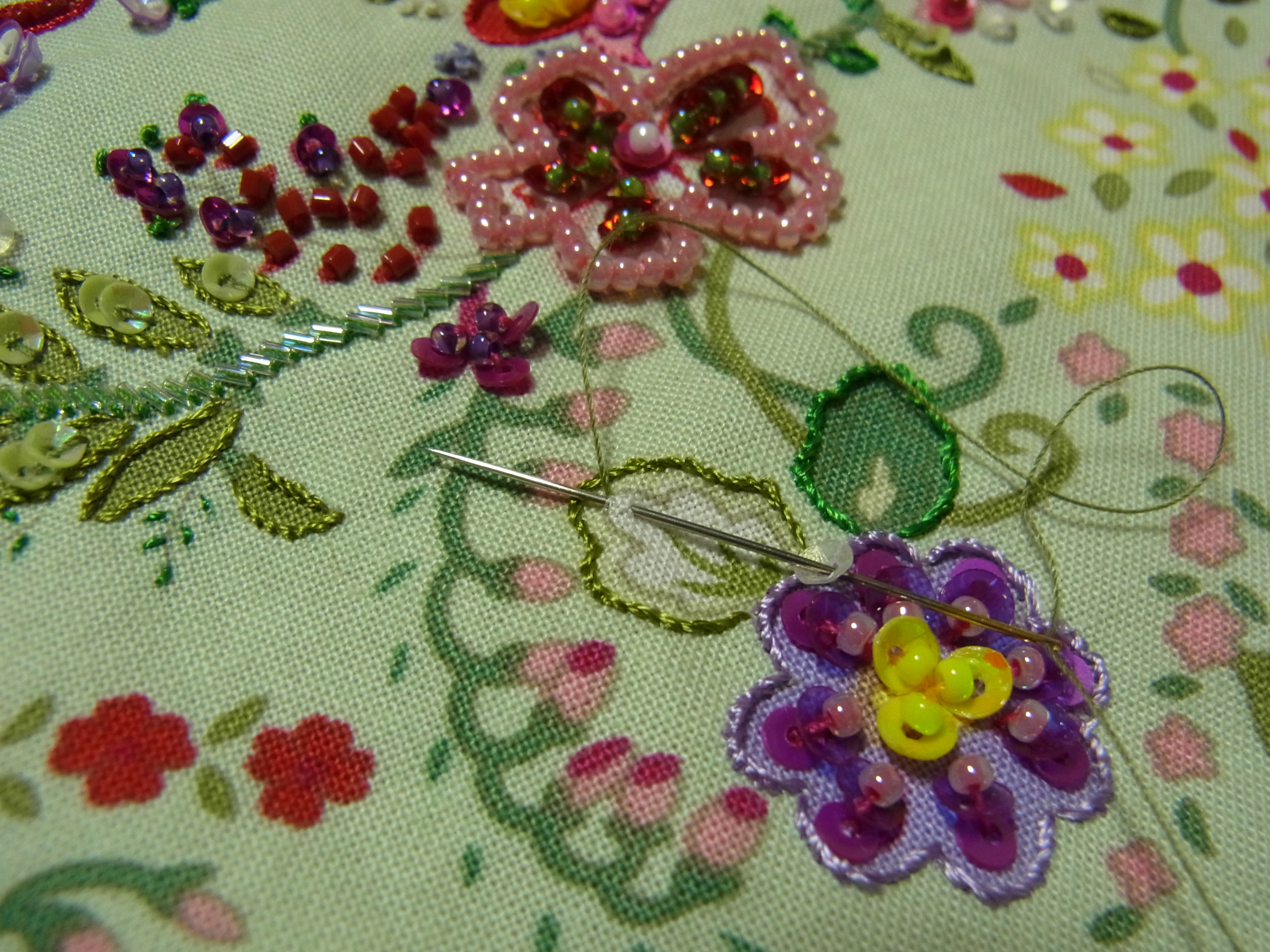 紫の花とハートの花びら Cocomorビーズ刺繍教室 ビーズ刺繍とオートクチュール