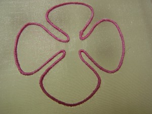 花の縁取りにワイヤーを入れた刺繍が完成しています。